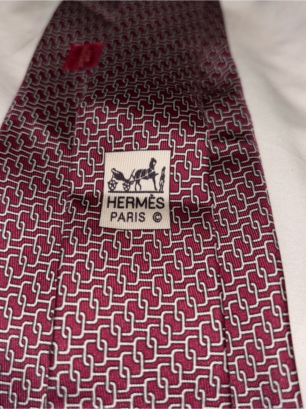 Hermès Burgundy and White Interlocking Chain-Pattern Tie
